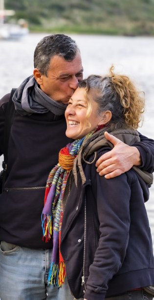 相爱的中年夫妇接吻图片下载