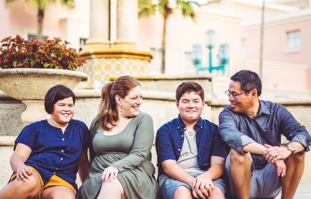 一个多种族的亚裔美国家庭和十几岁的孩子一起拍了一张偷拍的照片图片下载