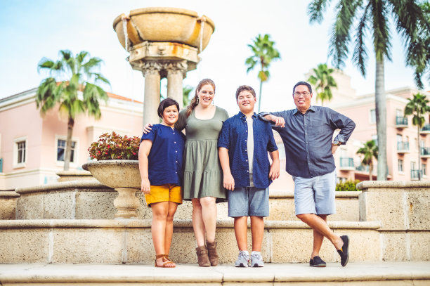 一个多种族的亚裔美国家庭和十几岁的孩子一起拍了一张偷拍的照片图片下载