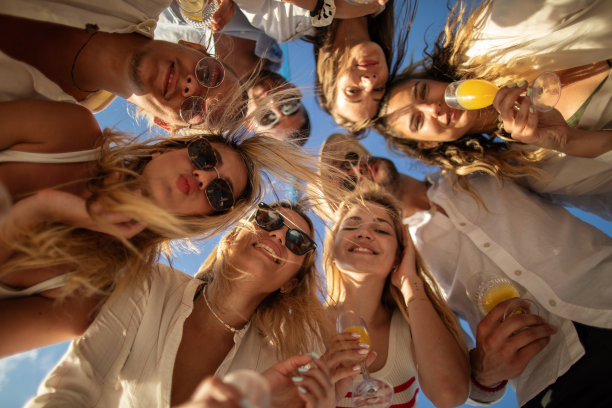 一群年轻人一起度过航海假期的美好时光图片下载