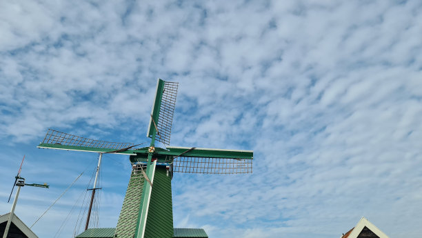 桑舍斯乡村的风车、田野和河流景观图片下载