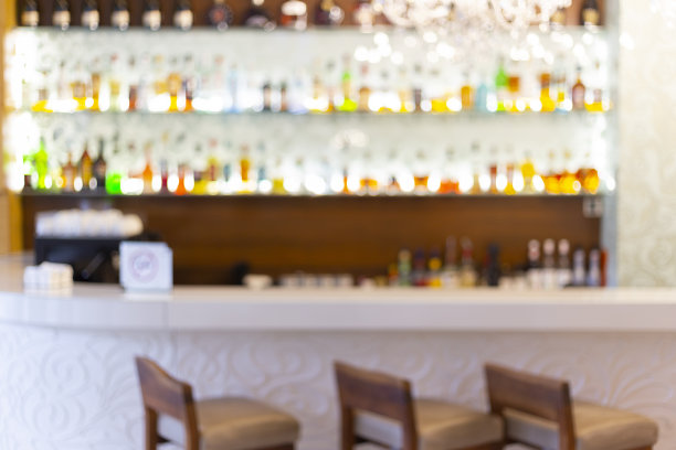 在俱乐部、酒吧或酒吧里，在黑暗的派对背景下，模糊不清的酒瓶图片下载