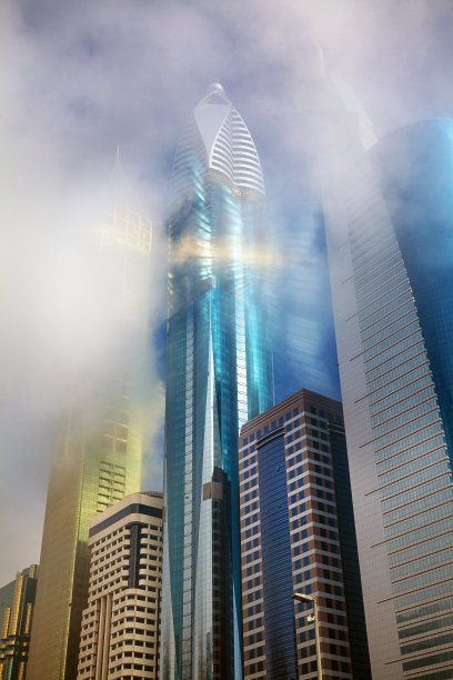 迪拜谢赫扎耶德路摩天大楼云雾阳光景观图片下载