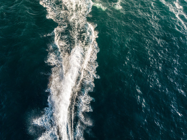 水上摩托艇引起的波纹俯视图图片下载