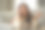 穿着长袖毛衣的年轻亚洲女子趴在沙发上讲电话。图片下载