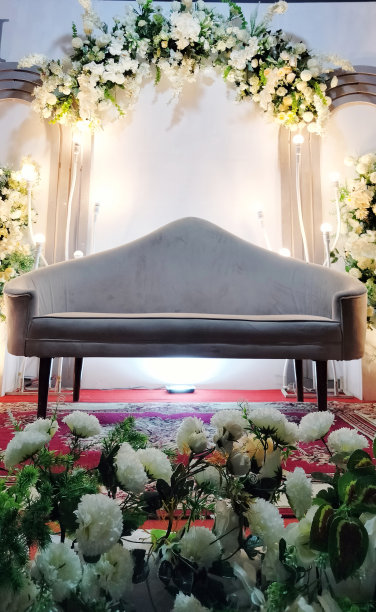 过道的椅子和花束图片下载