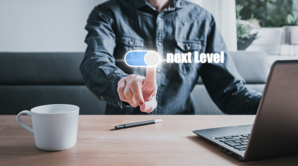 企业发展以成功和成长为理念，商人用箭头画出企业未来成长计划图片下载