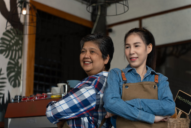 亚洲可爱的老人，老人，退休，女人。母亲和女儿在她的咖啡店工作。小企业，企业主。图片下载