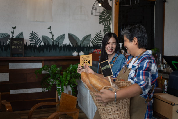 亚洲可爱的老人，老人，退休，女人。母亲和女儿在她的咖啡店工作。小企业，企业主。图片下载