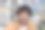 特写照片。一个年轻的印度男学生坐在图书馆的书架旁，认真地看着镜头图片下载