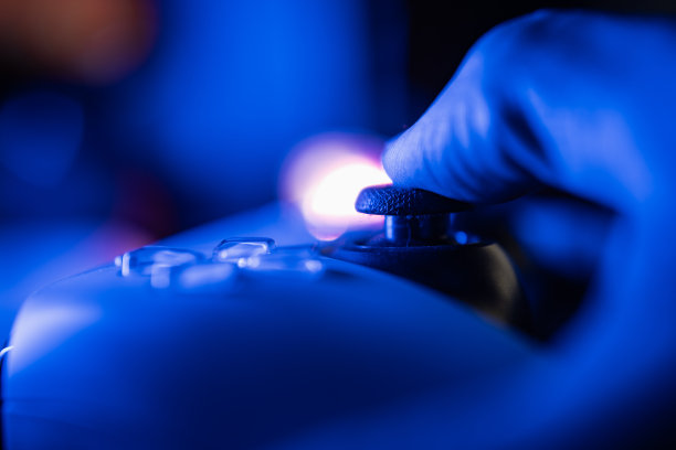 用游戏控制器玩游戏控制台图片下载