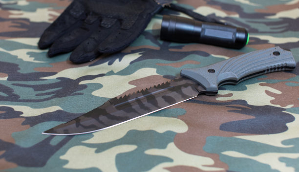 战术刀战斗狩猎生存刀设置在背景的迷彩布图片下载