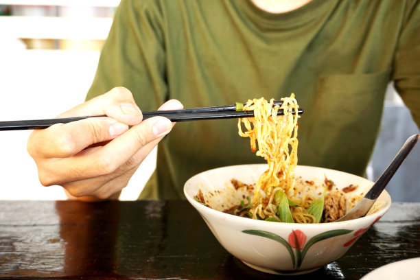 一个人坐着吃面条的画面图片下载