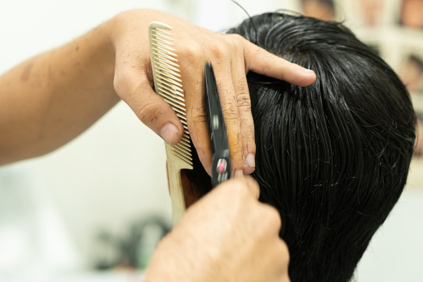 在理发店理发的亚洲人图片下载