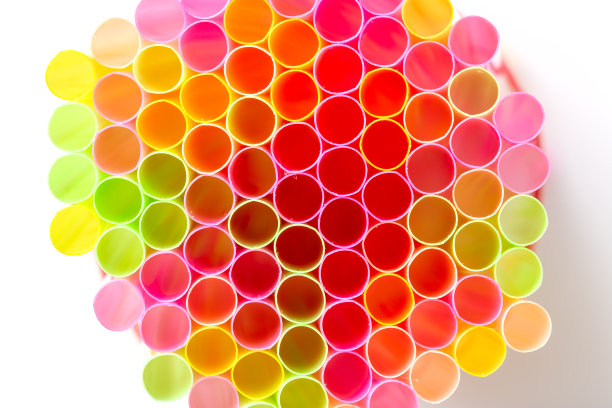 多种颜色的塑料吸管被隔离在白色的背景上。图片下载