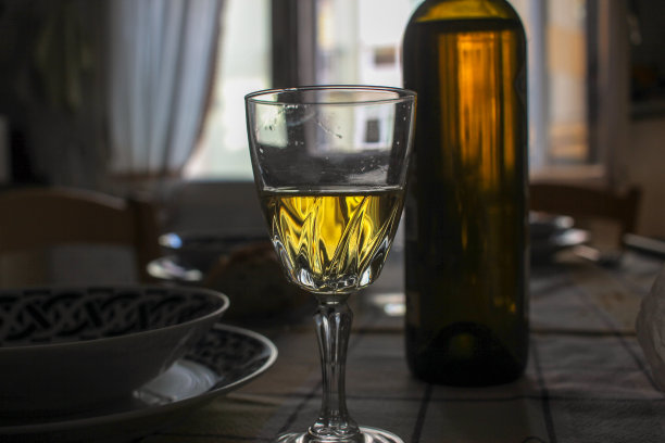 桌上有一个白酒杯图片下载