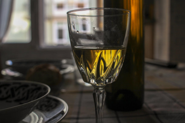 桌上有一个白酒杯图片下载