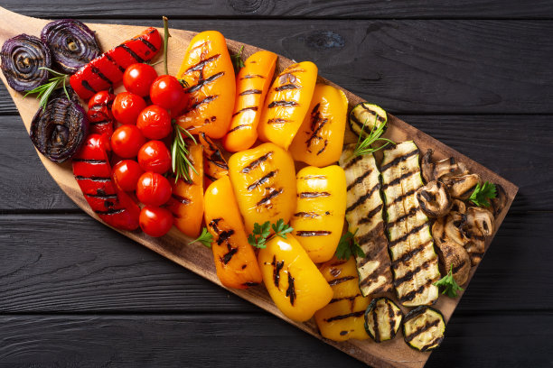 在平底锅上烧烤五颜六色的烤蔬菜图片下载