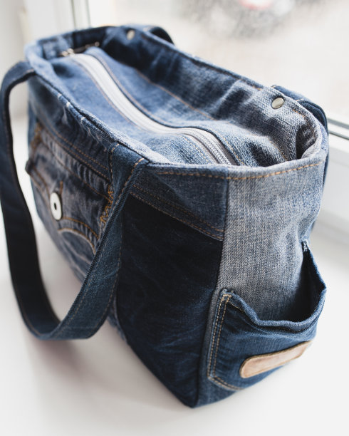 时尚女性休闲包，大容量和口袋图片下载