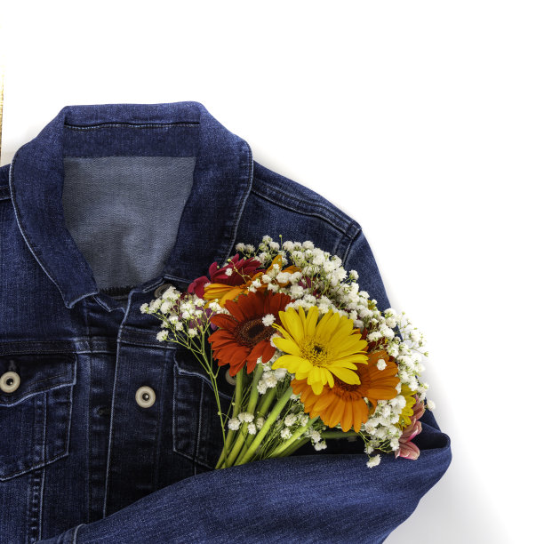 蓝色牛仔夹克的手臂上插着鲜花图片下载