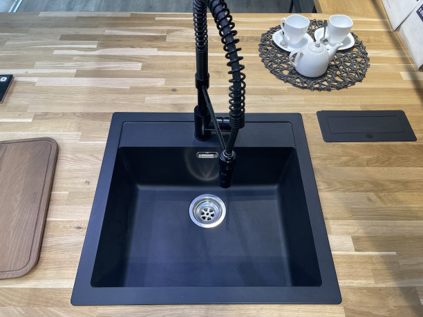 黑色现代厨房水槽图片下载