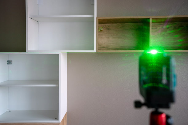 使用专业激光水平仪调平公寓内的货架图片下载