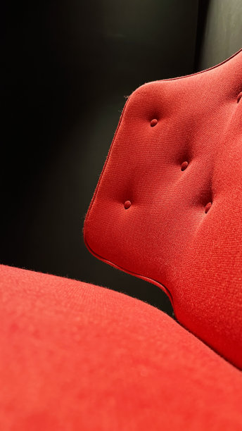 红色沙发边图片下载