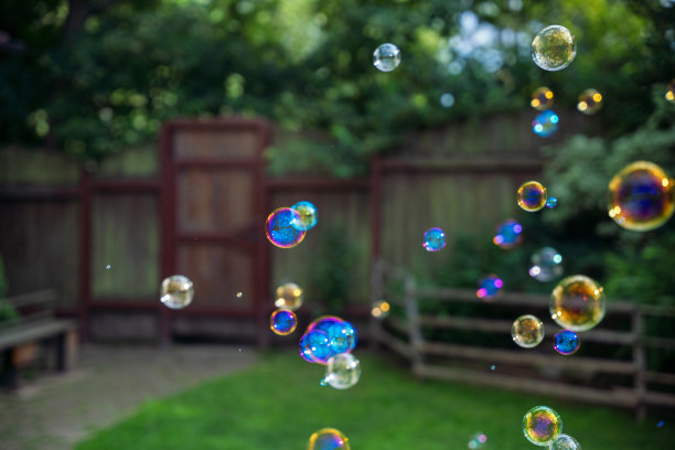 乡村别墅后院逼真的透明彩色肥皂泡图片下载