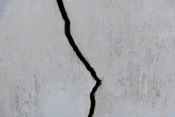 有裂缝的白色混凝土墙图片下载