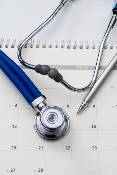 听诊器和笔在日历上图片下载