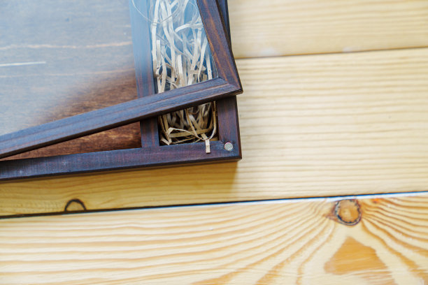 有玻璃盖的木制盒子，用来放漂亮的照片。图片下载