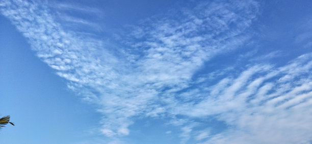 清晨的天空中可以看到艺术鹰状的层云。图片下载