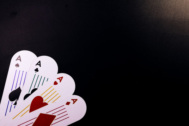 ace四张黑色背景的圆形卡片图片下载