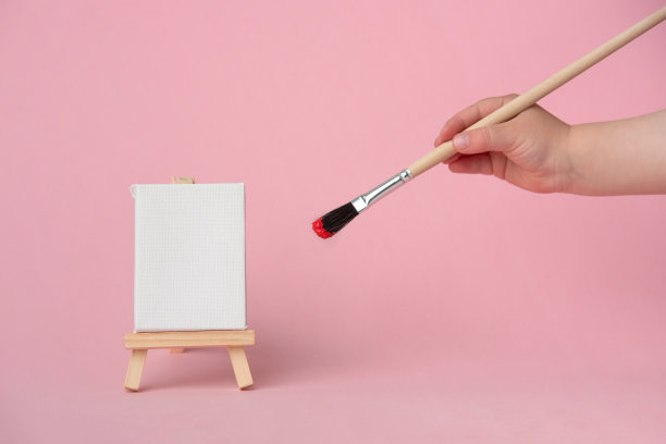 一个空白的画布为您的文字或图像与孩子的手图片下载