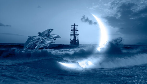 一群海豚在水面上跳跃——在暴风雨的海面上航行的旧船，背景是新月的乌云图片下载