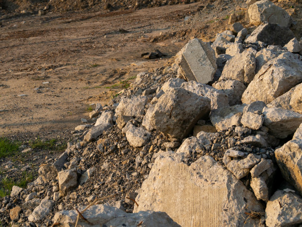 碎片或一堆破碎的水泥板。因自然灾害而倒塌的混凝土结构。地震或拆迁。图片下载