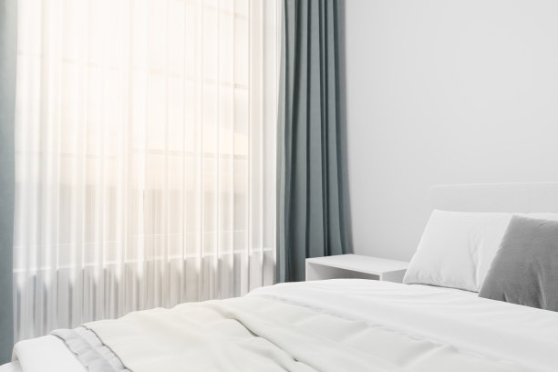 一个普通的主卧室作为背景或模型的3d插图。靠近大窗户的大床特写，斯堪的纳维亚风格的数字渲染图片下载