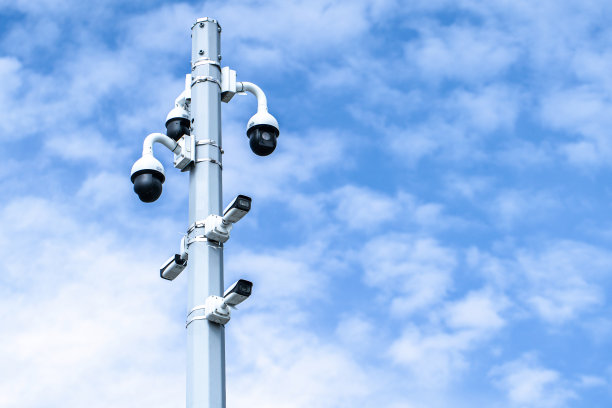 街道电线杆上的户外监控摄像头图片下载