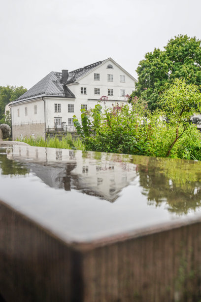 湿石凳上建筑物的倒影图片下载