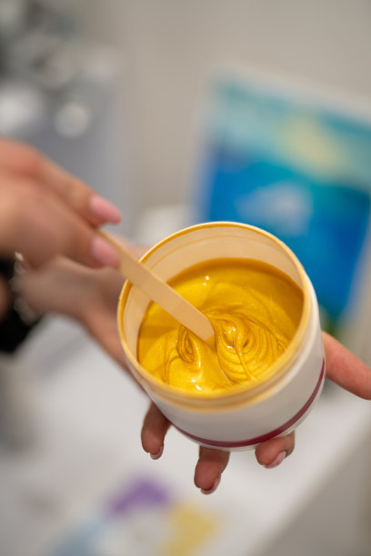 美容师手里拿着一罐面霜和护肤品图片下载