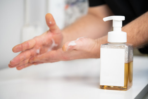 把化妆品从瓶子里拿出来揉搓到手上图片下载