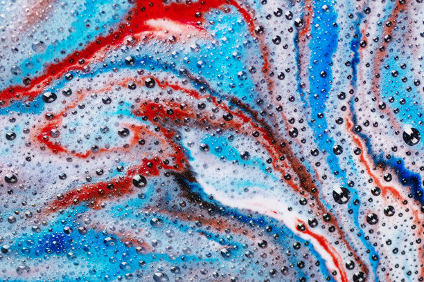 沐浴炸弹的泡沫溶解在水中。图片下载