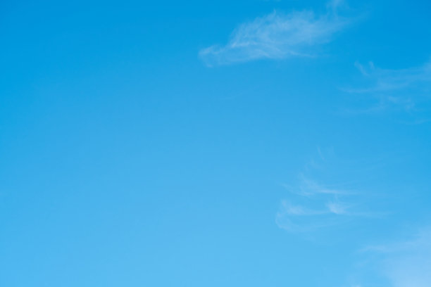 蓬松的白云似乎毫不费力地漂浮在清澈的蓝天上，给人一种宁静的感觉。图片下载