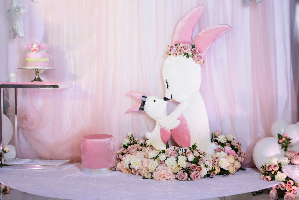 可爱的天鹅绒兔子妈妈和孩子和椅子上的照片区图片下载