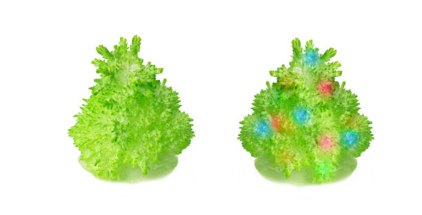 圣诞树在白色的背景上形成一个水晶。图片下载