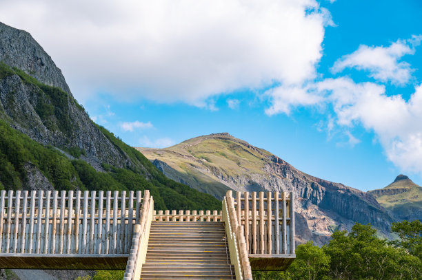 蓝天白云下的山景图片下载