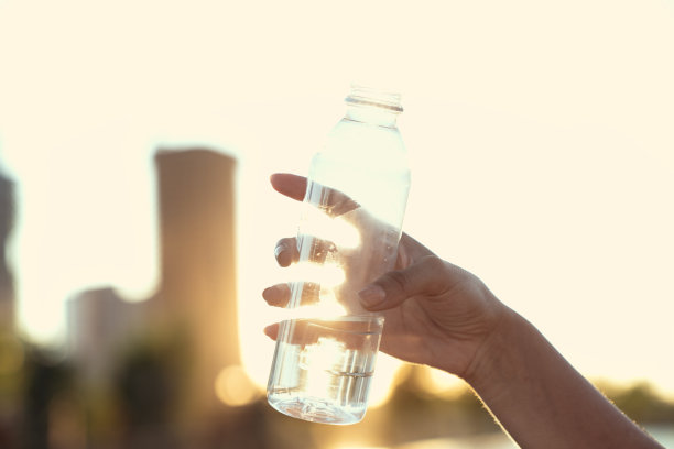 手里拿着一瓶水图片下载