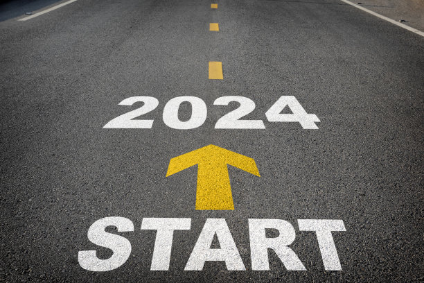开始到2024年用黄色箭头写在道路背景上图片下载