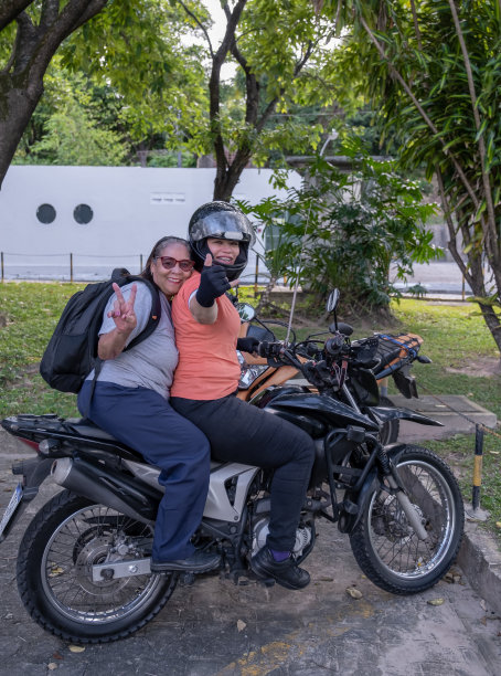 两个巴西女人的肖像图片下载