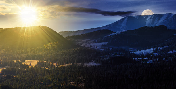 阿普塞尼山脉山谷中的冷杉树，太阳和月亮在黄昏时分图片下载